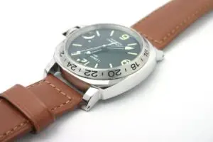 Read more about the article Panerai Submersible Goldtech OroCarbo vs Other Luxury Dive Watches: A Comprehensive Comparison