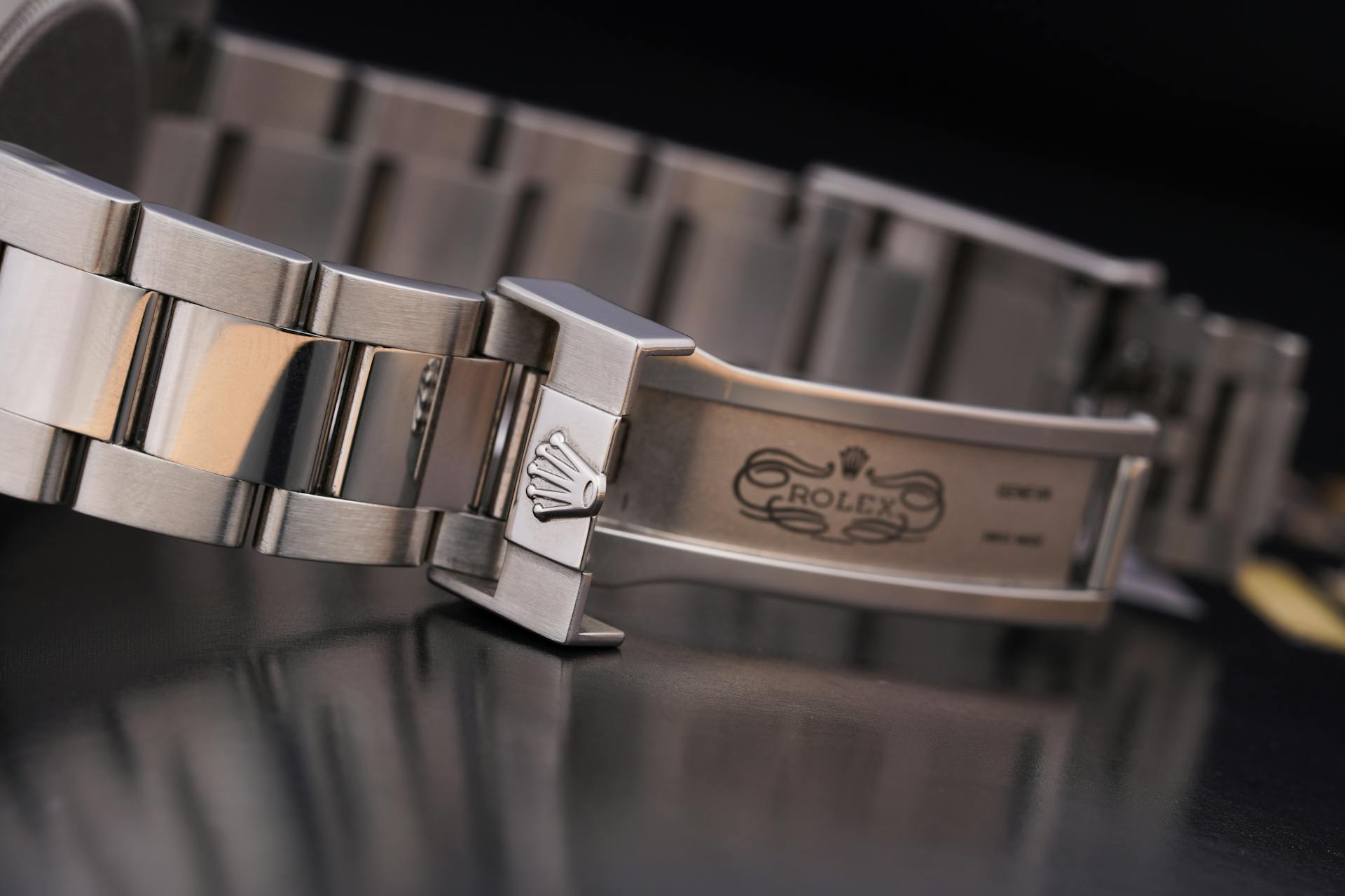 You are currently viewing Top 5 Best Metal Bracelet Watch Bands – 2025